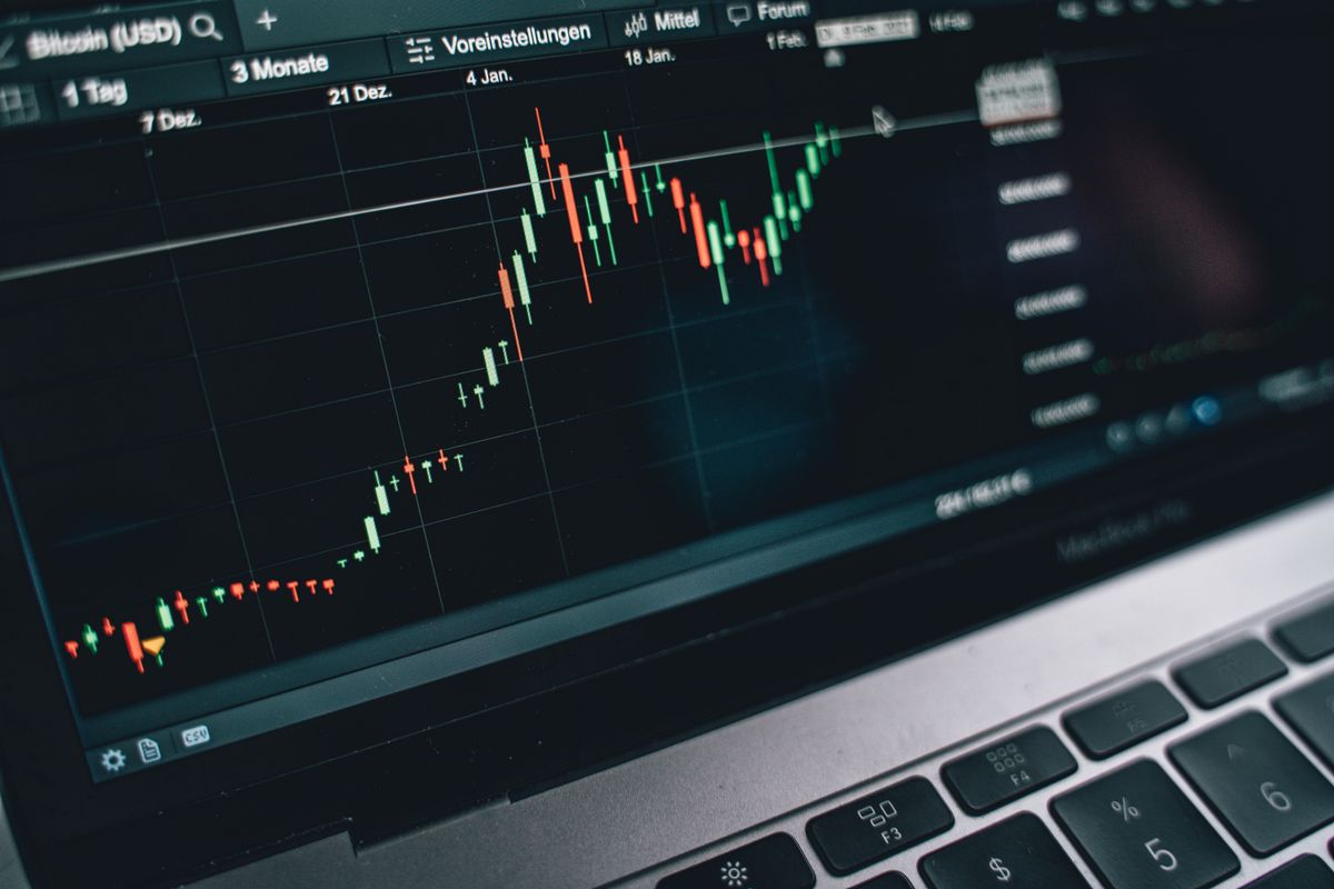 A laptop screen displaying a financial line graph, representing the difference between a flat price and a metered one that can move